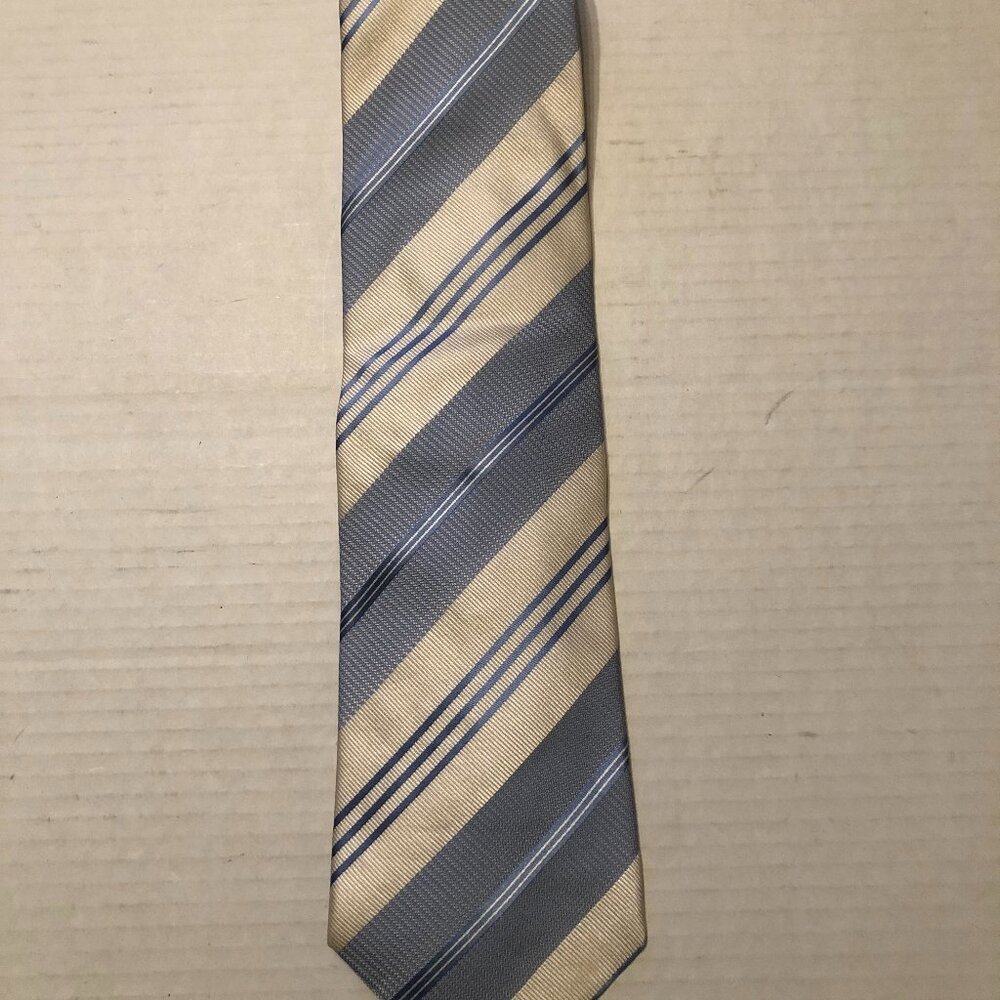 Giorgio Armani men's new 100%silk tie 3 3/4" X 58"